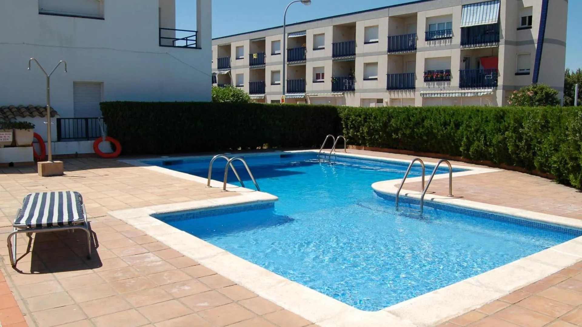 Apartamento Con Terraza, Jardin Y Piscina Comunitaria A 200M De La Playa En Sant Carles - Es-228-130 Llança